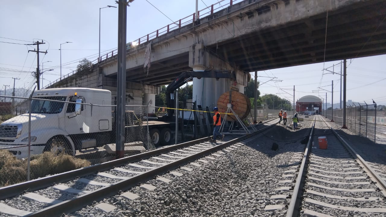 Vehiculo hi-rail operando en via